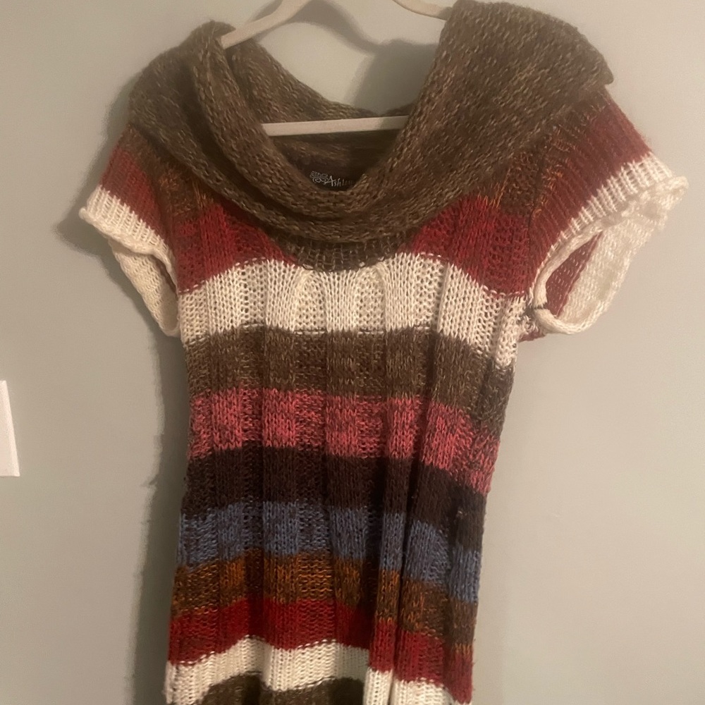 Multi colored crew neck short sleeve sweater
